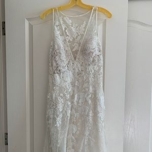 Pre-owned Pronovias size 14 wedding dress with lace